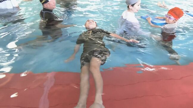 川で危険な状況に陥ったら…「浮いて助けを待つ」 親子ら約100人がスイミングスクールで「着衣泳」訓練 愛知・岡崎市|TBS NEWS DIG