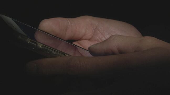 「女の子を盗撮した」ゲームセンターで13歳と15歳の女子中学生2人の下半身を動画で盗撮した疑い　54歳介護士の男を逮捕|TBS NEWS DIG