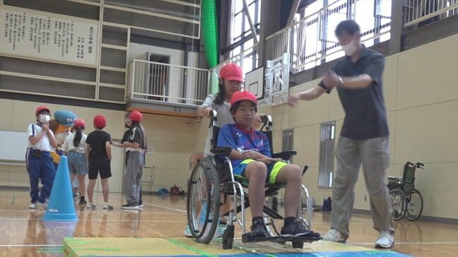 子どもたちが介助する側とされる側を体験　小学校でバリアフリー教室　山梨・北杜市|TBS NEWS DIG