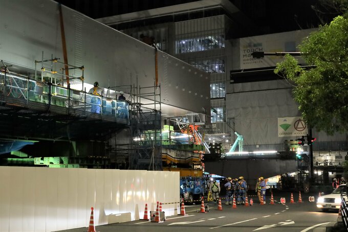 新しい広島駅ビル　駅前交差点またぐ「巨大な橋りょう」架設工事が本格化　駅ビル２階へ接続する路面電車の進入路　|　RCC NEWS | 広島ニュース | RCC中国放送