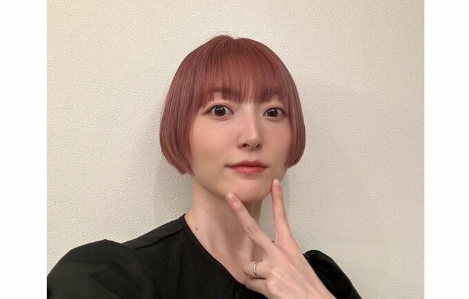 声優・花澤香菜さん　「髪色をピンクベージュにしました」　写真投稿にファン反響　【化物語・千石撫子役】|TBS NEWS DIG