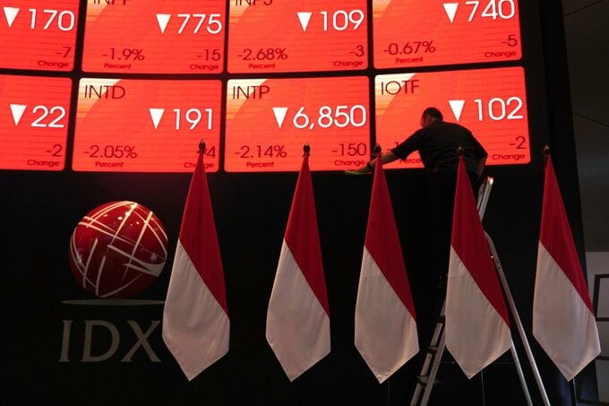 インドネシア通貨・株・国債売り、中銀は為替介入－財務相解任を嫌気