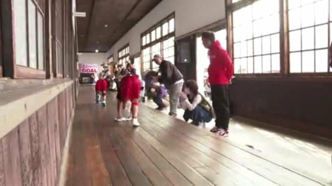 長さ１０９メートルの廊下で挑戦  「雑巾がけレース」 愛媛・西予市|TBS NEWS DIG