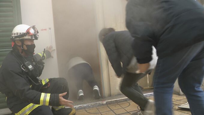 煙の充満する建物で避難を体験･･･岩国市中心商店街で防災訓練　山口　|　山口のニュース・天気・防災｜tys NEWS｜ｔｙｓテレビ山口