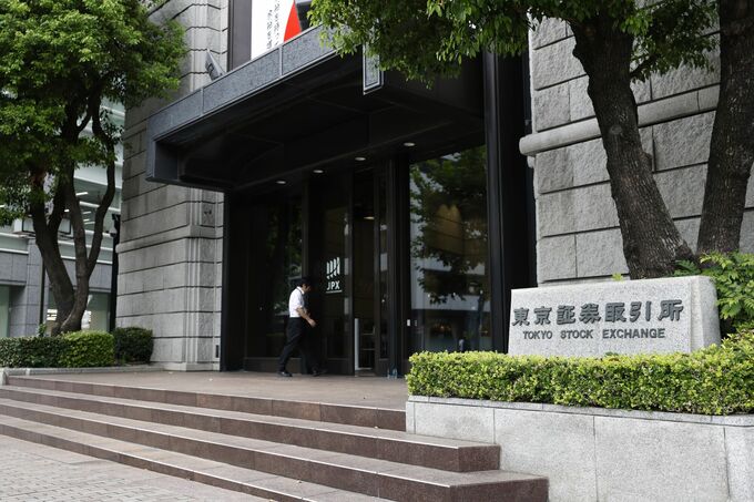 日本株は下げ渋り、輸出一角が支え－金融やディフェンシブに売り