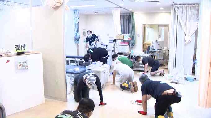 外来診療がとまった被災地の中核病院でボランティア始まる　約３０人が流れ込んだ土砂やごみ搬出　|　福岡のニュース｜RKB NEWS｜RKB毎日放送