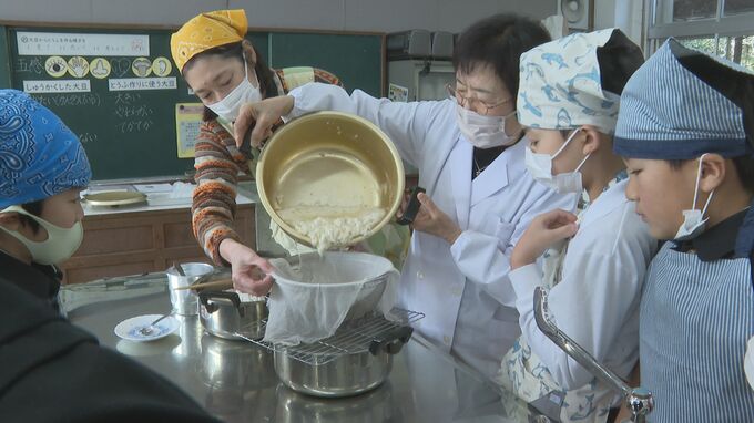「にがりを豆乳に入れるとすぐ固まってびっくり！」小学生が豆腐づくり学ぶ　|　山口のニュース・天気・防災｜tys NEWS｜ｔｙｓテレビ山口