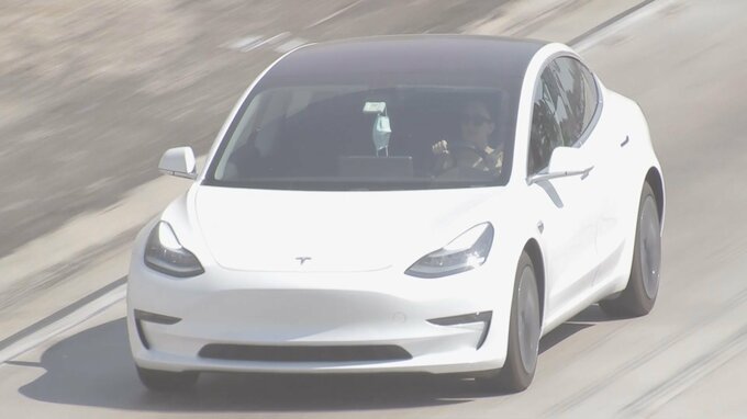 テスラ　米で過去最多200万台をリコール　「オートパイロット」誤使用対策が不十分