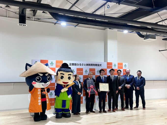 最新電気自動車「bZ4X」矢巾町へ贈呈　トヨタカローラ岩手が企業版ふるさと納税を活用して寄付|TBS NEWS DIG