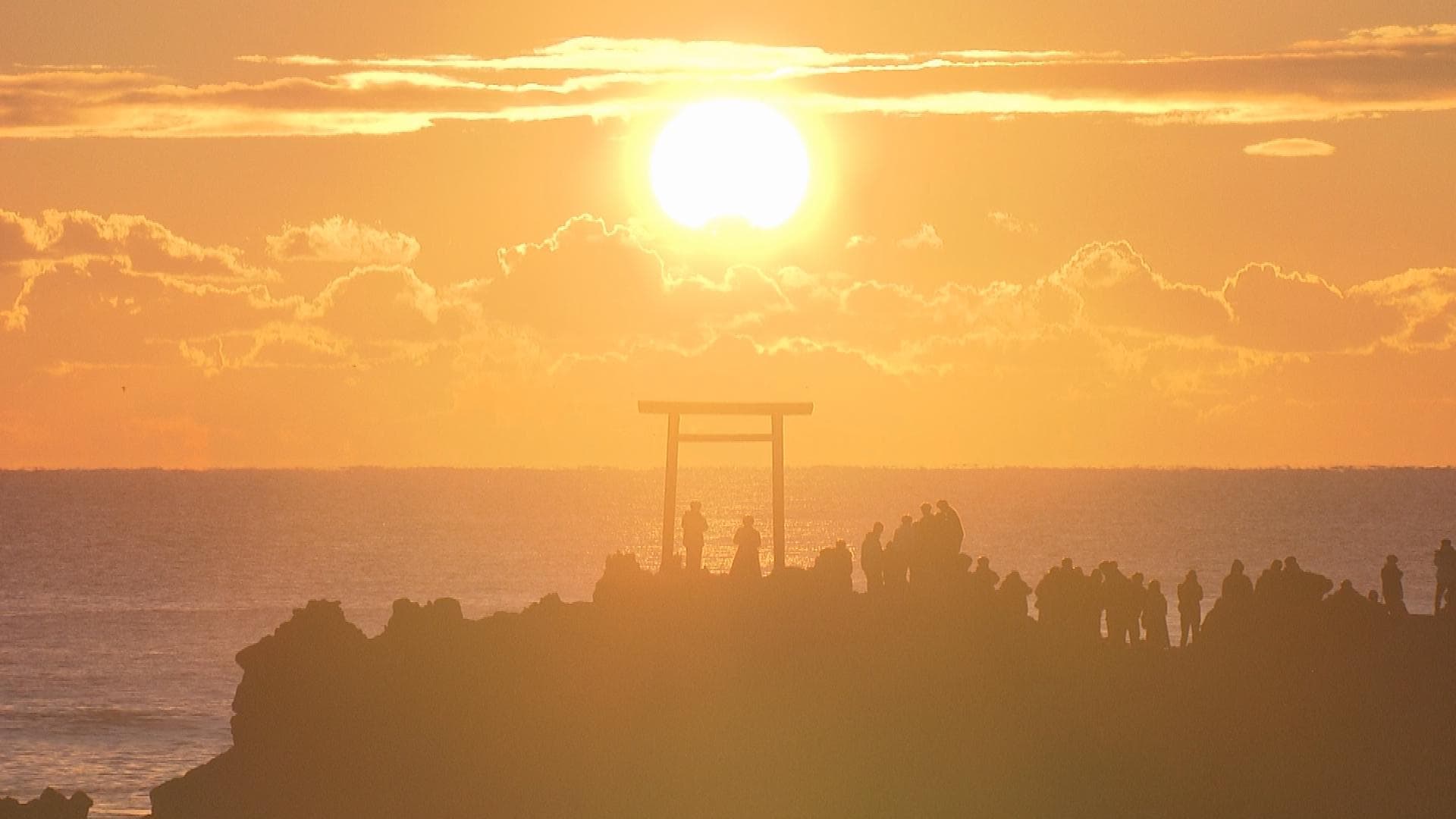 「今年1年の幸せ願う」元日の朝 波立海岸で初日の出 | TBS NEWS DIG