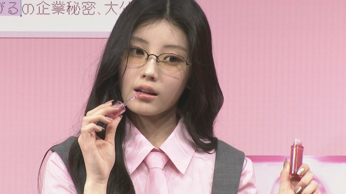 ILLIT・WONHEE（ウォンヒ）】〝アイドル課長〟としてOL風衣装で登場
