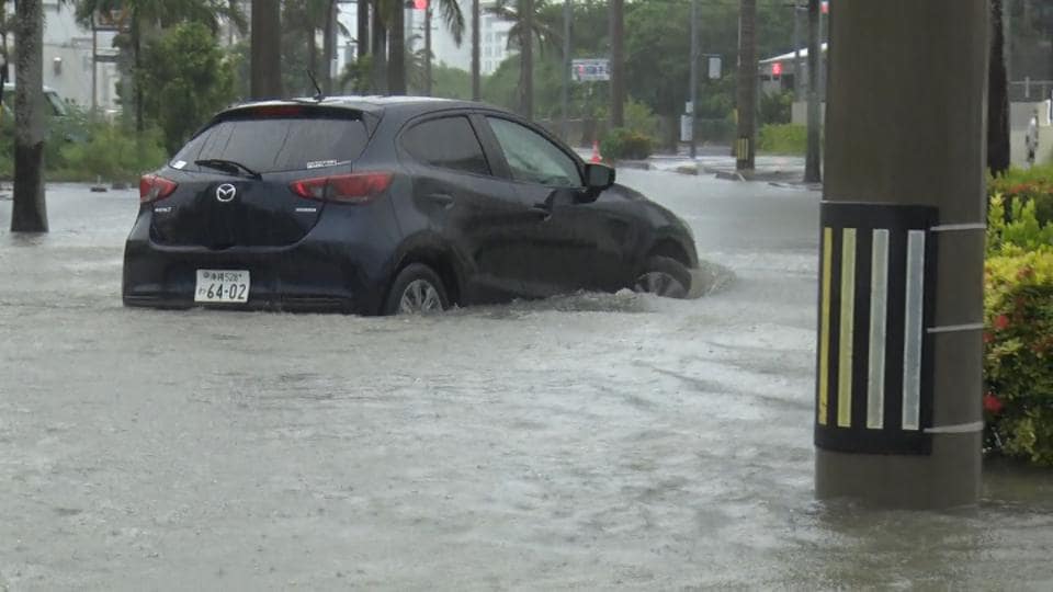 石垣島で大雨、車のナンバープレート付近まで道路冠水　一時は「レベル3大雨警報」も