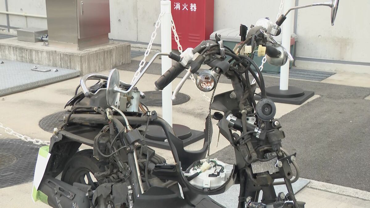 原付バイクと乗用車が信号交差点で出合い頭に衝突 バイクの20代くらいの男性が死亡 警察は信号の状況など調べる 愛知･あま市