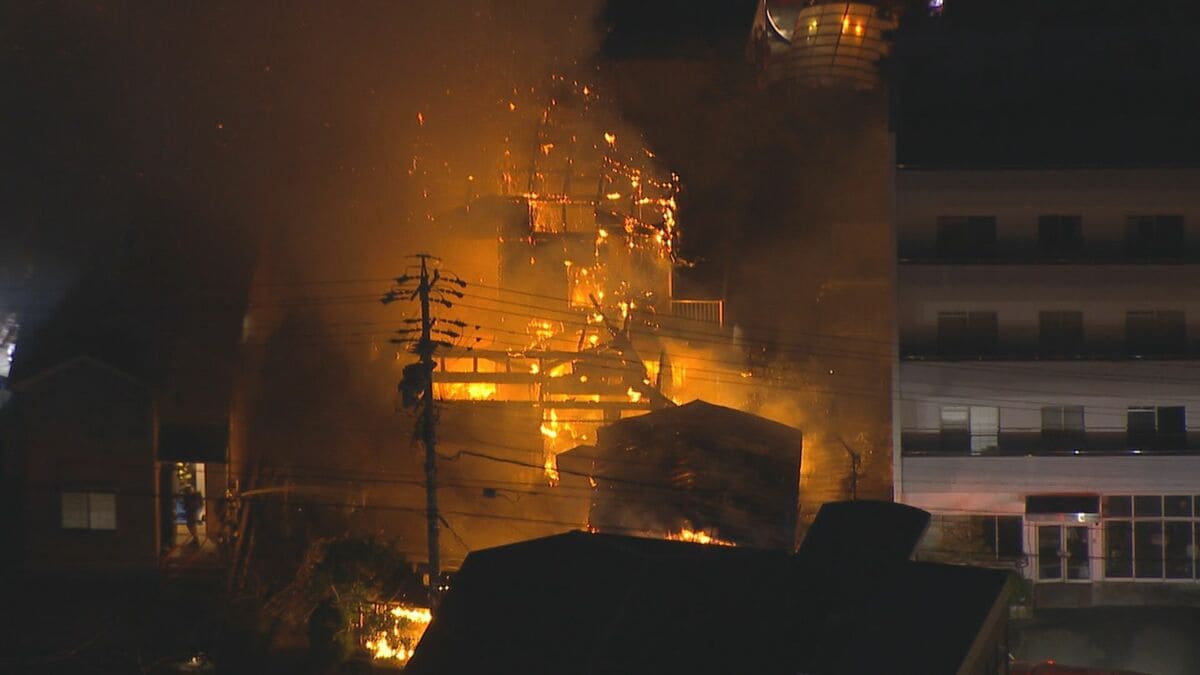 住宅火災 2人病院に搬送 激しい炎あがり消火活動急ぐ 愛知・尾張旭市 名鉄瀬戸線は平常運転【速報】