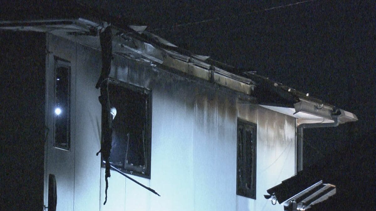 「爆発音があり煙が出ている」住宅火災で焼け跡から1人の遺体　岐阜・安八町