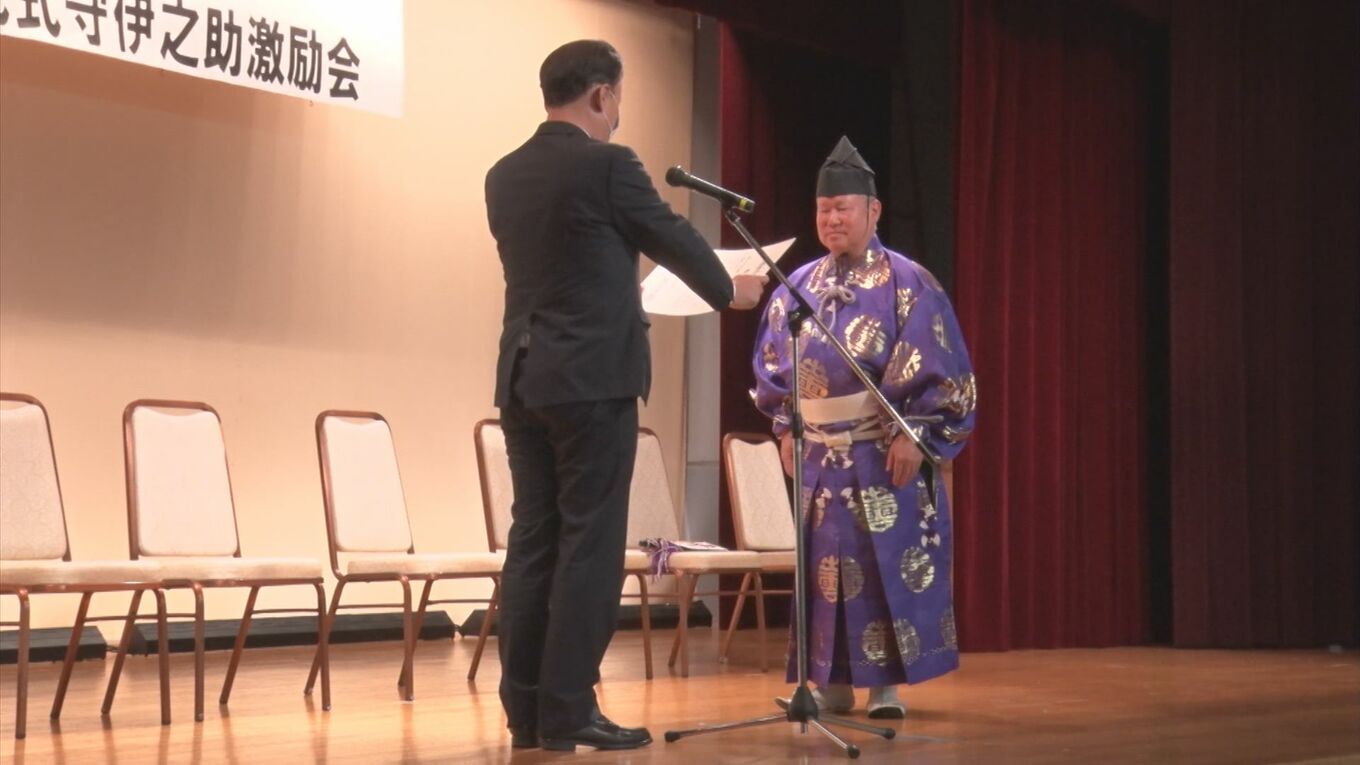 約5000人が詰めかけた大相撲出雲場所 4年ぶり開催の出雲巡業で土俵に立った立行司「第41代・式守伊之助」…実は地元・出雲出身で「最高の花道 ...