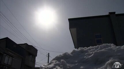 青森市 未だに一部では車線ふさぐ「寄せ雪」や「歩道を埋める雪」が