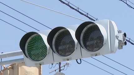 タコの島”の信号機は年に一度しか「青にならない」 普段は赤と黄の点滅