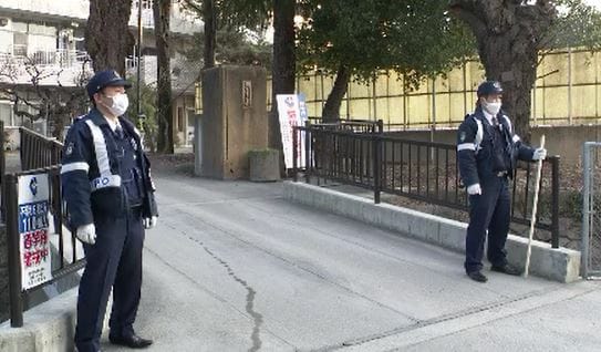 長野駅前の3人殺傷事件で警戒の朝…長野市の小学校では職員や保護者が付き添い登校　市教委は「欠席扱いとせず」方針…事件受けて欠席の児童も|TBS NEWS DIG