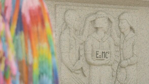 少女たちが刻んだ「E=MC²」 女学校の慰霊碑が鳴らす警鐘“悪魔の兵器”につながる公式を人類はどう使うのか　|　RCC NEWS | 広島ニュース | RCC中国放送