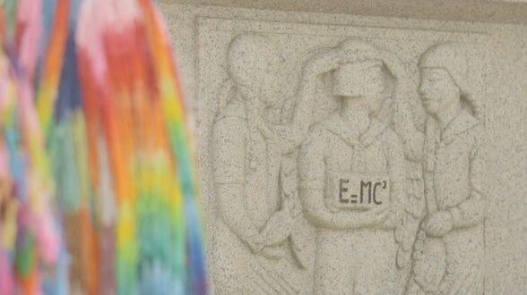 少女たちが刻んだ「E=MC²」 女学校の慰霊碑が鳴らす警鐘“悪魔の兵器”につながる公式を人類はどう使うのか　|　RCC NEWS | 広島ニュース | RCC中国放送
