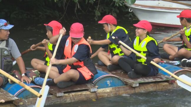 小学生が手作りいかだで川下り 宮良小学校で46回続く伝統行事 沖縄・石垣市|TBS NEWS DIG