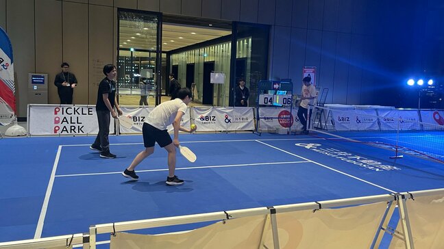 話題のスポーツ“ピックルボール”の企業対抗戦が日比谷で開催「スポーツを通じてワーカーの方にリアルの体験価値を」　|TBS NEWS DIG