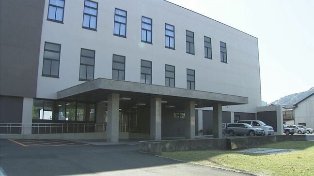 防府市職員の男ら２人を家裁送致　面識ある女性への不同意わいせつ容疑で逮捕|TBS NEWS DIG