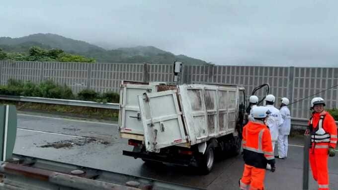 「トラックがガードレールに接触している」長崎道東背振IC付近で5トントラックが横転、男性2人を搬送|TBS NEWS DIG