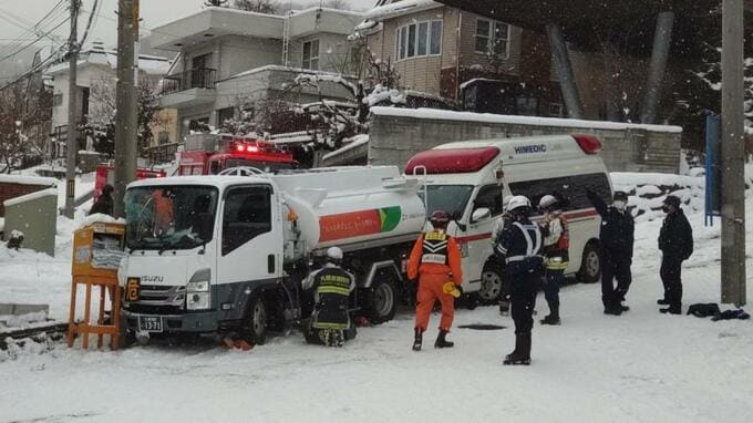タンクローリー電柱に衝突、駆け付けた救急車も追突…圧雪状態の坂道でスリップ事故相次ぐ　札幌市中央区　　|　北海道のニュース｜HBC北海道放送