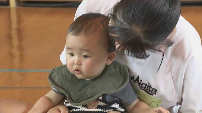 中学生が乳幼児とふれあい「めっちゃかわいい！」「夜泣きは大変」子育ての苦労や喜び学ぶ　山口・防府|TBS NEWS DIG