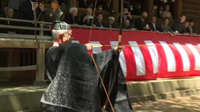 「邪気を木端微塵に」10ｍ先の『鬼の顔』を矢で射抜き災いはらう神事『鬼面奉射』　2矢で仕留められたのか…？　最終手段も…！　|　青森のニュース│ATV NEWS│青森テレビ