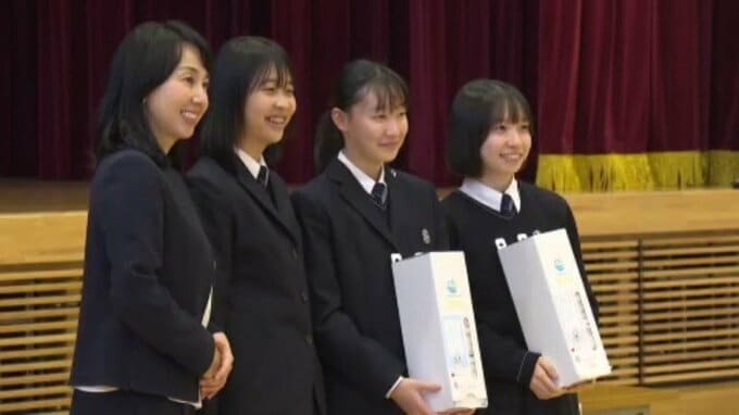 東尾理子さん代表のNPOが愛光中学・高校へ生理用品を寄贈 不妊治療経験から月経教育を推進 愛媛・松山市|TBS NEWS DIG