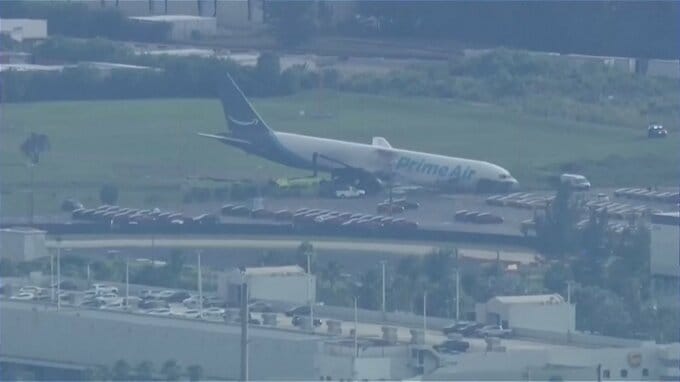 米マイアミ空港でアマゾンの貨物機がオーバーラン　複数の車両に衝突して炎上　5人死亡5人けが|TBS NEWS DIG