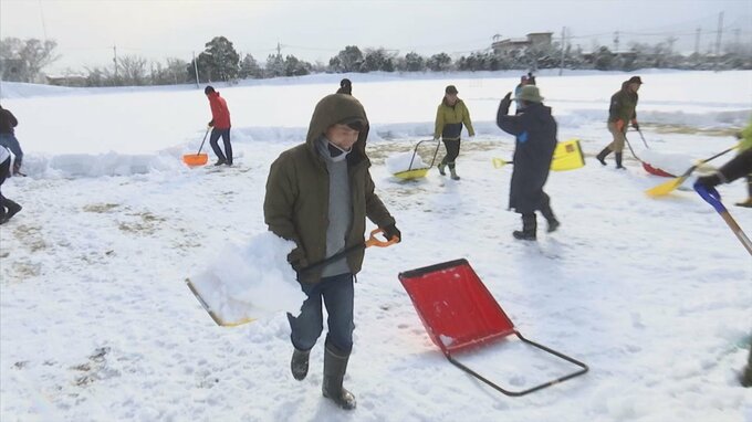 ピッチの積雪40センチ超え…J3ガイナーレ鳥取　サポーターら70人が雪かき協力でピンチ救う　|　BSSニュース | BSS山陰放送