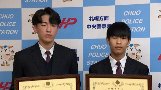 地下鉄駅で10代女性に下半身露出の男を追跡「待て！」途中から距離を保つ尾行作戦に“とっさの行動”でスピード逮捕　お手柄高校生2人に感謝状、将来の夢は…　|　北海道のニュース｜HBC北海道放送