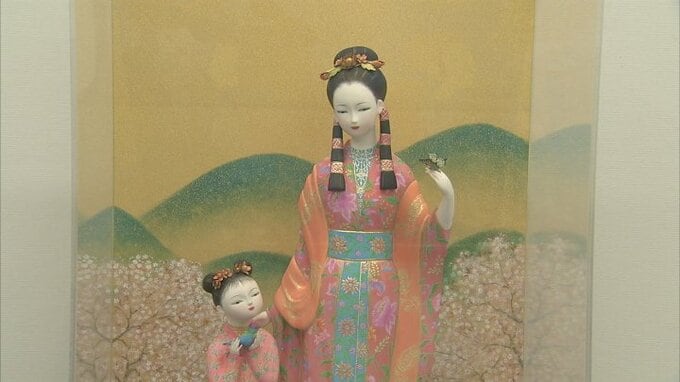 春の風景の中に母と娘の優しい姿を表現　人形作品「麗春」披露　韮崎大村美術館　山梨　|　山梨のニュース | ＵＴＹテレビ山梨