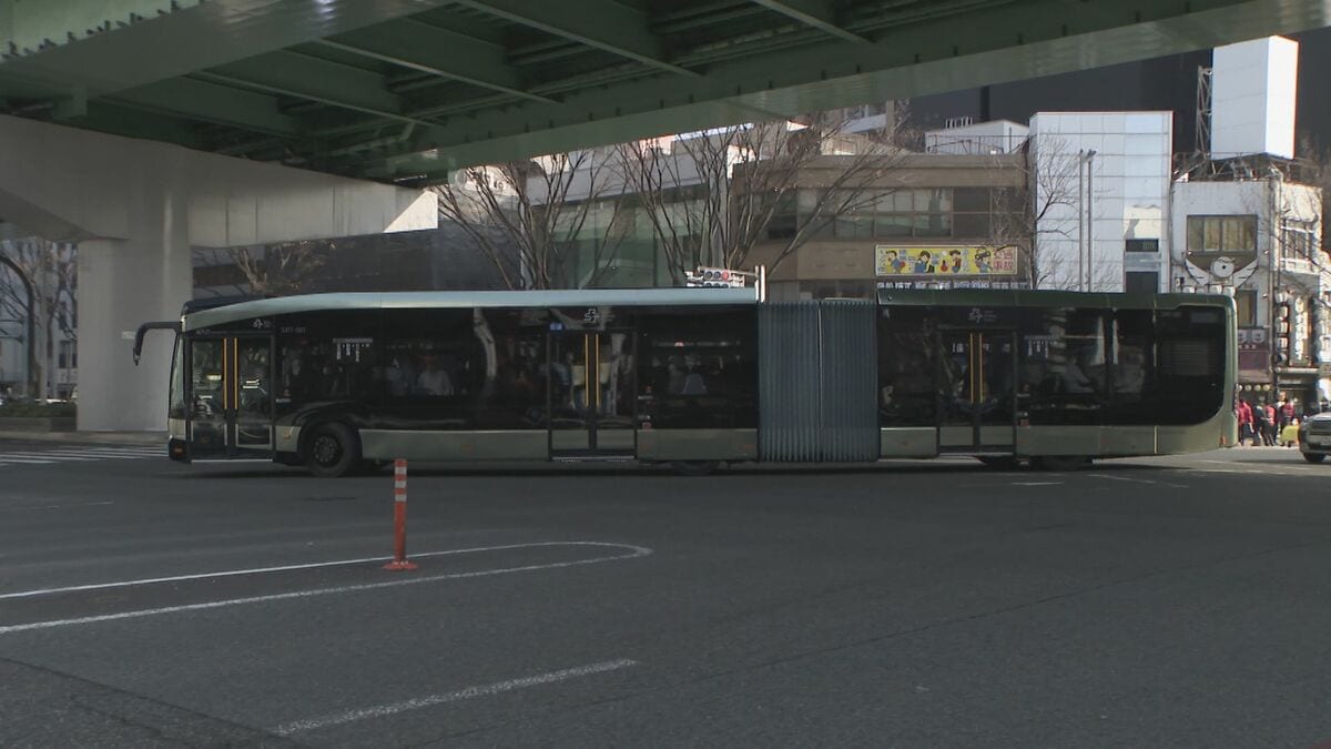 名古屋の新交通システム｢SRT｣運行開始 金～月曜日･祝日に1日12便 全長約18メートル･定員122人の“連節バス