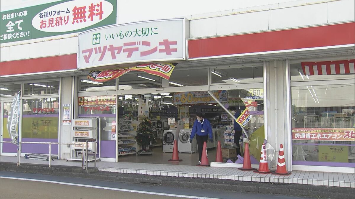 車が家電量販店に突っ込む 運転していたのは62歳女性 バックで駐車しようとした所ギアを入れ間違える 愛知･豊橋市