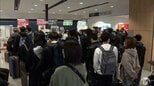 「旅行の楽しみがゼロ」管制システムトラブルで全国の空港に影響が　青森空港の発着便では欠航10便・遅延17便（21日午後5時現在）　航空会社のカウンターには予約変更をする人で長い行列|TBS NEWS DIG