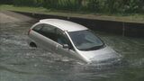 車が水没し閉じ込められたら…ヘッドレストで窓ガラスを割る　冠水した道路「行けるかも」は危険|TBS NEWS DIG