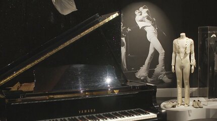 フレディ・マーキュリーさん遺品 オークション前に一般公開 ロンドン