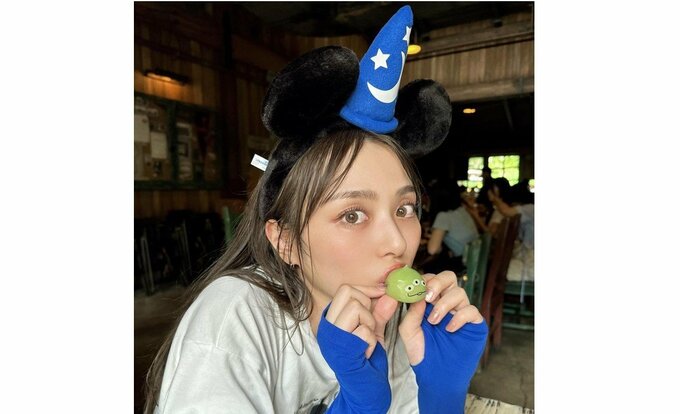 【内田理央】　「リトルグリーンまん」を”はむっ”　「一番暑い時に行った」　ディズニーシーで虹差し込むミストショット|TBS NEWS DIG