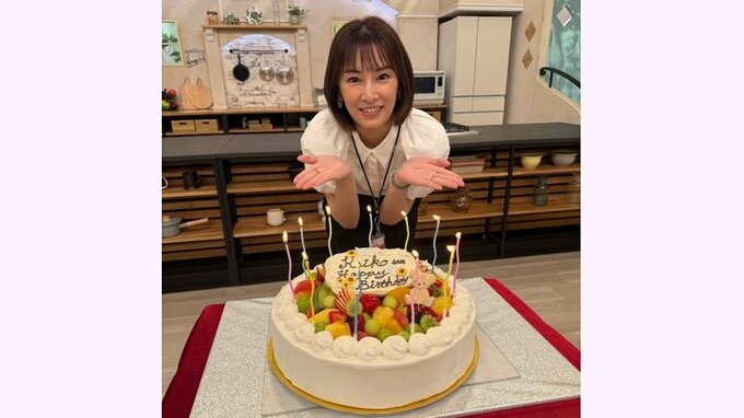 【 北川景子 】「40歳になりました」誕生日を迎える　特大ケーキに喜びの笑顔〝17歳から今日まであっという間〟|TBS NEWS DIG