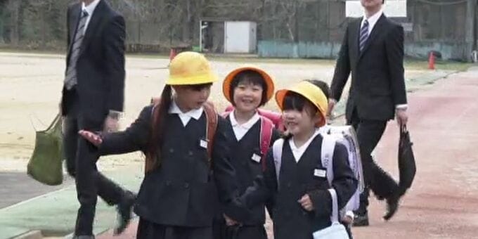 地震で半壊判定になり校舎を改築の石川・七尾市の小学校 新しい“仮設校舎”で新1年生は元気いっぱいでスタート |TBS NEWS DIG