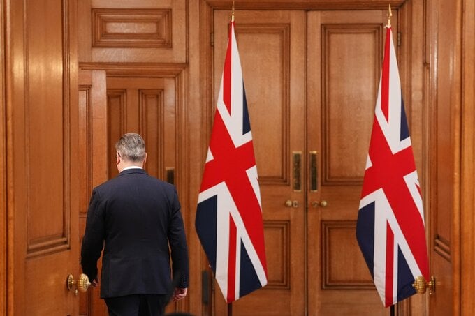 英政権、スターマー首相の求心力低下で停滞懸念－政策決定に影