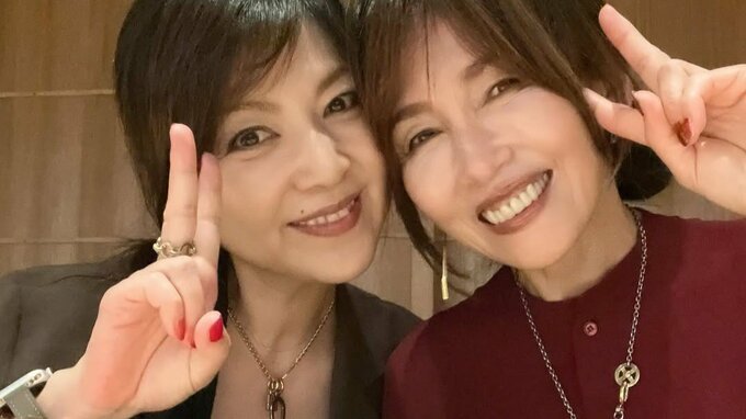【 工藤静香 】盟友・飯島直子さんと会食「なおちゃんのほわほわビームにやられるのだ！」お揃いアクセのプレゼントも投稿|TBS NEWS DIG