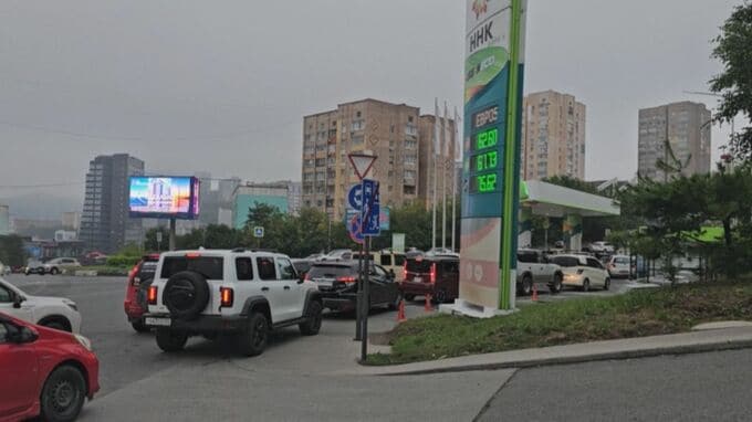 ロシア極東などで深刻なガソリン不足 ガソリンスタンド前に長い車列　ウクライナによる石油施設への攻撃影響か|TBS NEWS DIG