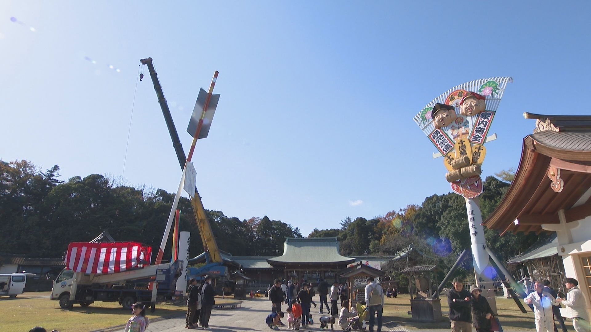 大分市の県護国神社に日本一の大破魔矢と大熊手がお目見え 「来年は