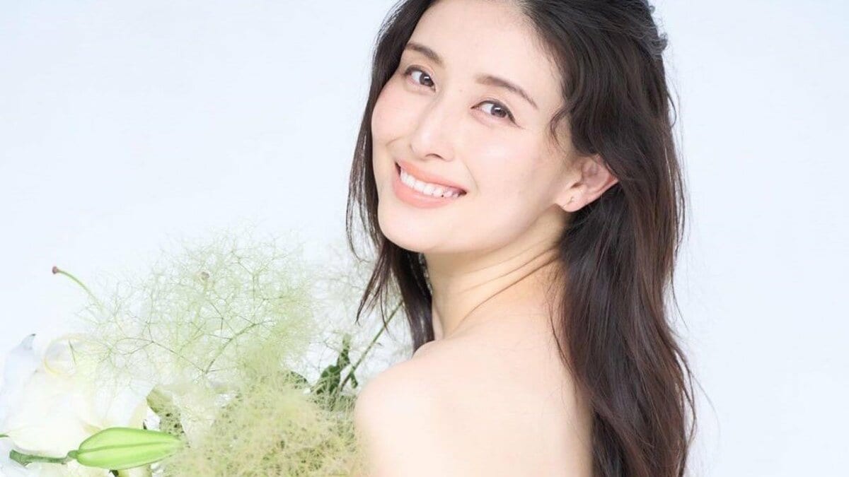 橋本マナミさん【マタニティ撮影】デニムと花束で朗らかに 4日前には